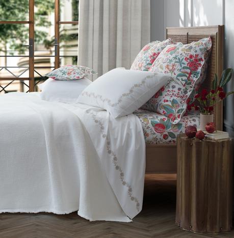 Matouk Daphne and Daphne Matelasse Bedding Matouk Daphne and Daphne Matelasse Bedding Home & Garden > Linens & Bedding > Bedding