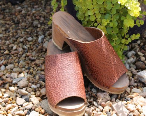  Brown croc on brown high heel NULL